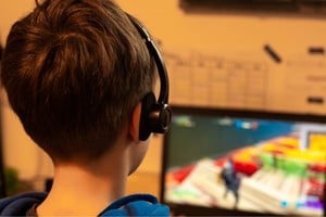 Para un cerebro joven, esa sensación de "estamos en el mismo equipo" se traduce directamente como amistad.