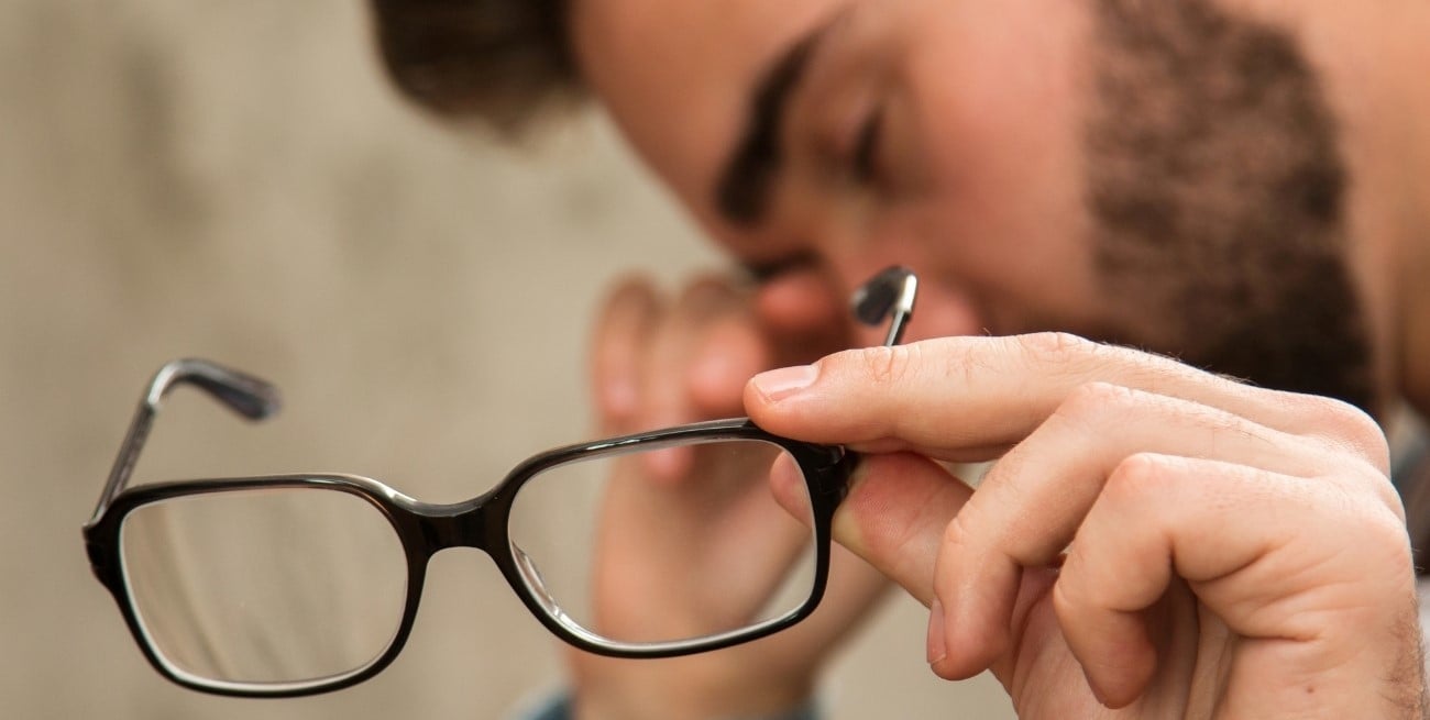 Vista cansada: por qué aparece cada vez antes y cómo prevenir la presbicia
