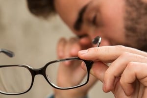 La llamada “vista cansada” es una condición natural del ojo que dificulta enfocar objetos cercanos. 