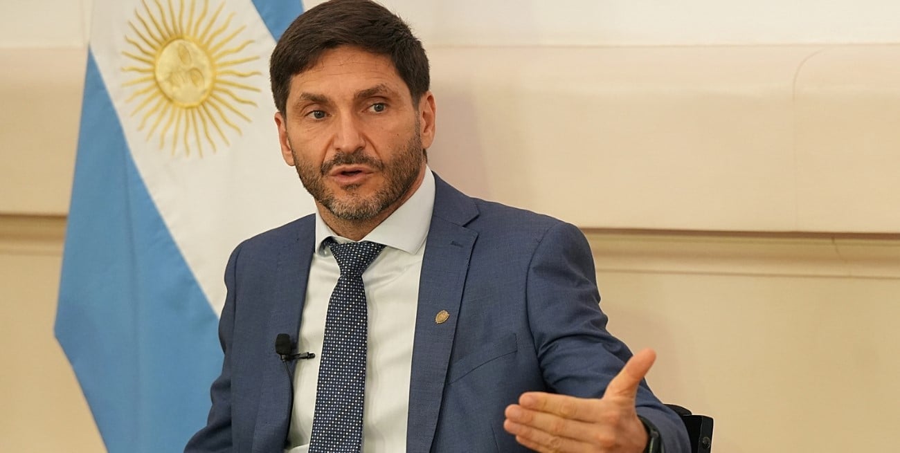 Pullaro arriba de la gestión y lejos de la rosca política