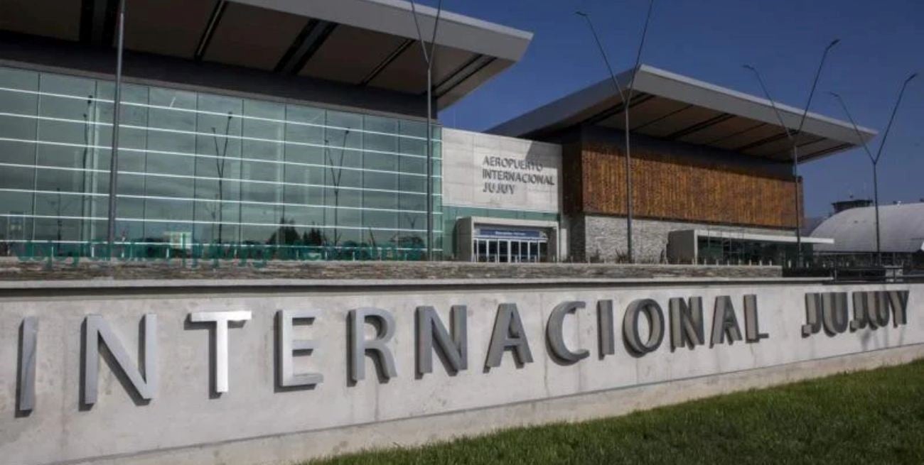 Una falsa amenaza de bomba paralizó el aeropuerto de Jujuy y terminó con un futbolista detenido