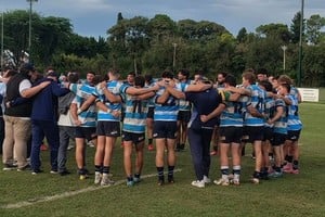 Todos juntos, charla final después del deber cumplido en Fisherton. CRAI y un gran triunfo en el TRL.
