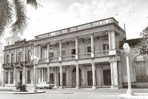 Alarifes italianos habían construido el piso alto y modificado las proporciones de la casa antigua. A la manera clásica, los fustes lisos de las columnas del orden inferior muestran capiteles jónicos, y los de la galería superior, corintios. Las aberturas han sido ampliadas y defendidas por rejas de fragua italiana en la planta baja.