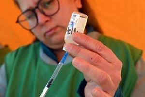 Campaña gratuita dirigida a adultos mayores, personas con factores de riesgo y embarazadas