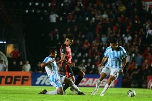 Colón ganó este domingo por 1 a 0 ante Racing de Córdoba, en el encuentro correspondiente a la fecha 9 de la Primera Nacional. Fotos: Manuel Fabatía.