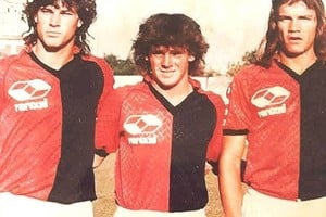 Eduardo Azoge junto a otros dos productos de las canteras rojinegras: el Zurdo Verdirame y Juan José Ferrer