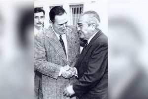 El 19 de noviembre de 1972 tuvo lugar el histórico encuentro entre Juan Domingo Perón y el dirigente radical Ricardo Balbín. Sellado con un abrazo, el gesto simbolizó la unidad nacional y el fin de décadas de enfrentamiento entre el peronismo y el radicalismo. Su efecto positivo duró muy poco.