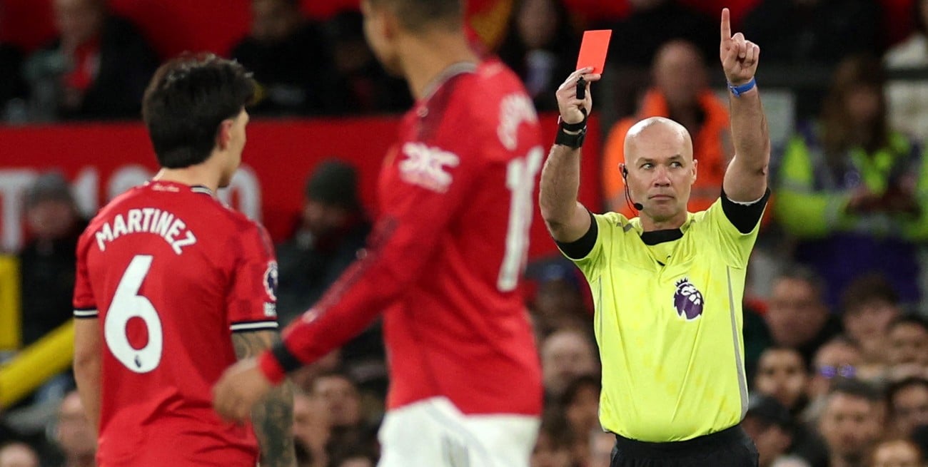 Lisandro Martínez volvió tras su lesión, salvó un gol y terminó expulsado por una jugada insólita
