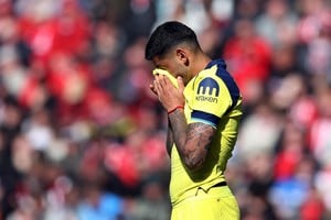 Cuti Romero salió lesionado tras un choque con su arquero en Tottenham-Sunderland. Foto: Reuters