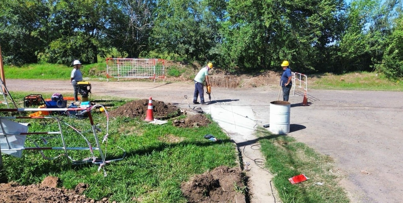Avanza la instalación de cañerías para ampliar el sistema de cloacas en Armstrong