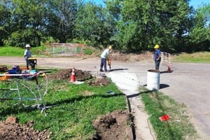 "Se trabaja para que los impuestos de los santafesinos vuelvan a las comunidades en obras, como está ocurriendo en Armstrong con la ampliación de la red cloacal”, destacó Enrico.