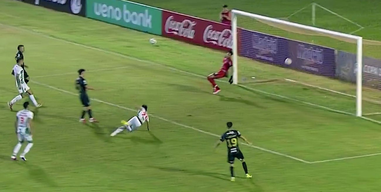 "Pelotazo en contra": el increíble gol en el fútbol paraguayo que se hizo viral