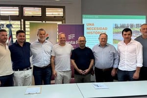 En el acto, el secretario de Hábitat y Vivienda, Lucas Crivelli; el presidente comunal, Williams Sandrigo; el director provincial de Intervención del Hábitat, Ramsés Medina; y el director de la Delegación Regional Reconquista, Oscar Duarte.