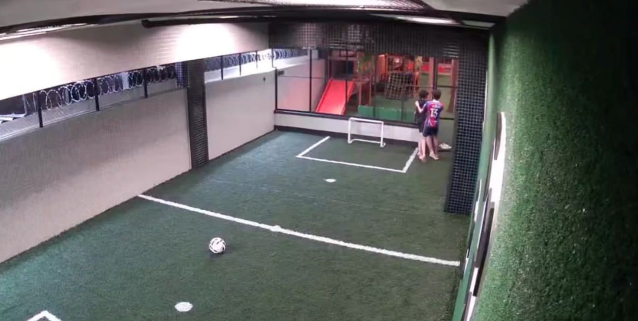 Brasil: un chico sufrió una descarga eléctrica en una cancha de fútbol y fue rescatado por su amigo