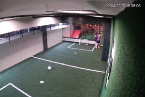 Los dos jóvenes estuvieron al menos diez segundos expuestos a la descarga y ninguno sufrió heridas.