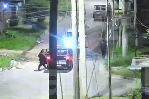 El momento en que la policía intercepta la camioneta de los ladrones.