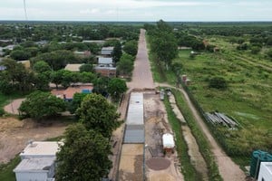 La obra contempla la ejecución de 300 metros de pavimento con sus correspondientes trabajos de base y adecuación del terreno, para garantizar la durabilidad y el correcto escurrimiento del agua en días de lluvia