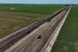 "Estamos viendo los primeros movimientos de máquinas y de suelo en esta traza clave que dejará de ser de tierra y llegará al departamento Garay , indicó Enrico.
