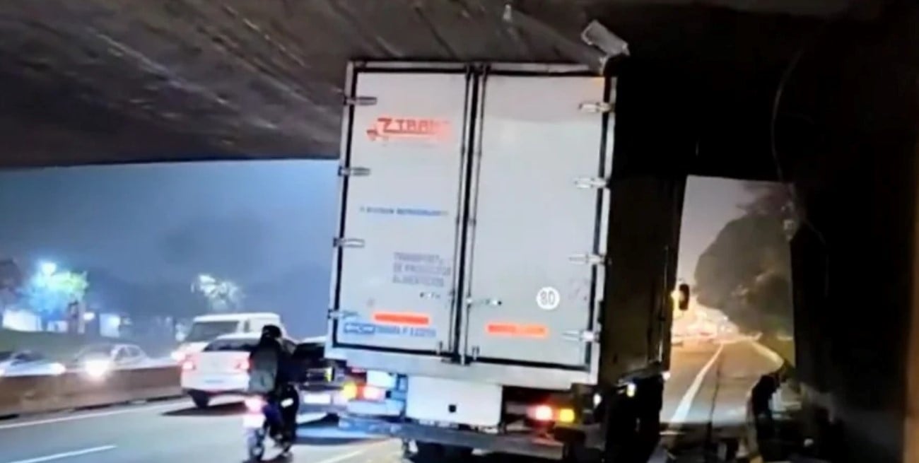 Buenos Aires: un camión quedó atrapado bajo un puente