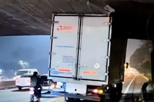 Un camión quedó atrapado bajo un puente. Foto: NA.