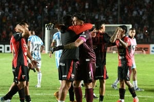 La alegría del pibe Paredes luego de la victoria del domingo ante Racing de Córdoba que desató la euforia en el Brigadier López.
