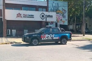 El momento del allanamiento la oficina comercial.
