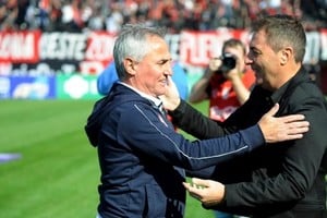 Una foto que se repetirá este viernes a la noche en el 15 de Abril: el encuentro de dos hombres muy vinculados a la historia de Unión, como Madelón y Kudelka.