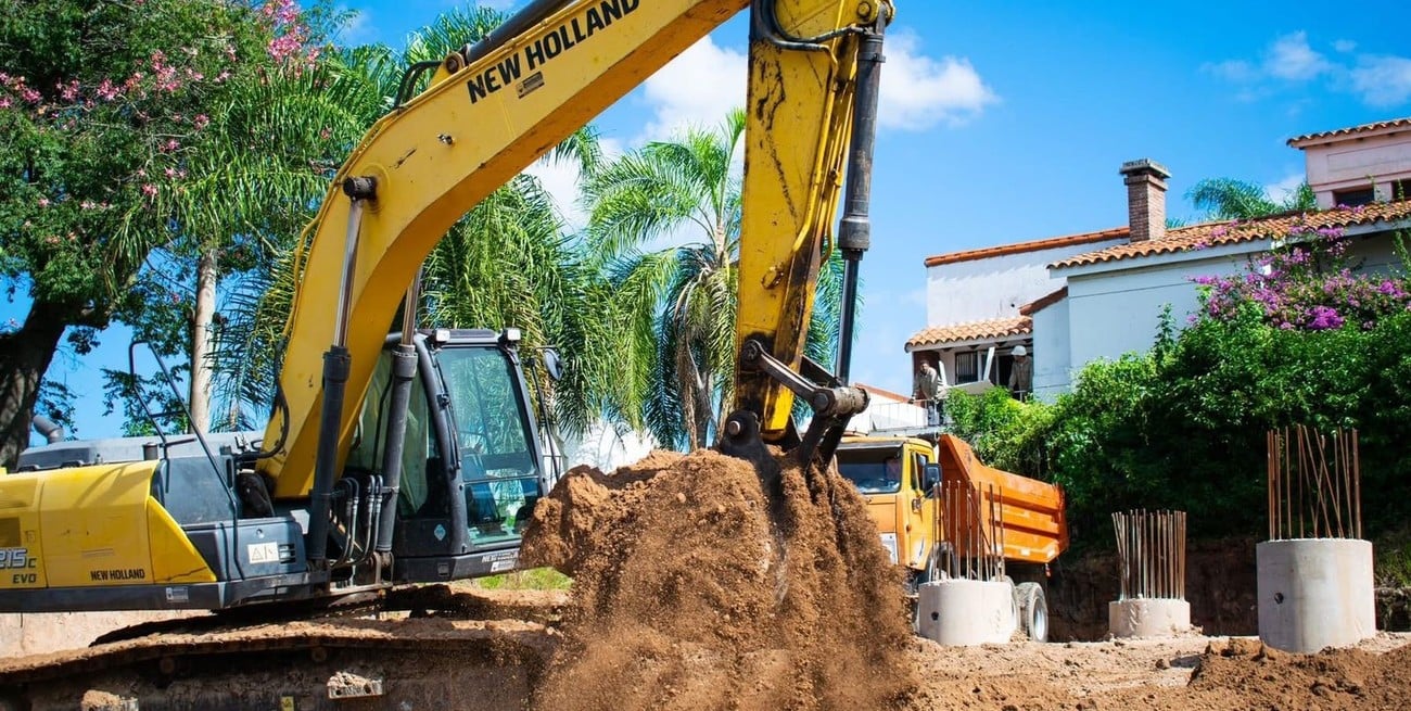 Demuelen una casa en Santo Tomé por donde pasa la traza del nuevo puente