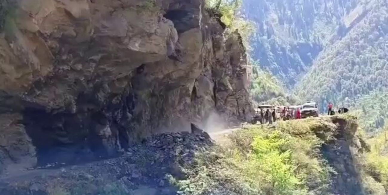 Un violento desprendimiento de tierra y rocas dejó intransitable una carretera en India