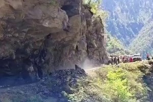 La caída masiva de rocas bloqueó por completo la vía y obligó a interrumpir el tránsito en la región.