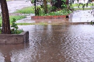 El agua acumulada cubrió veredas, ingresos domiciliarios y parte de la calle en barrio Las Delicias.
