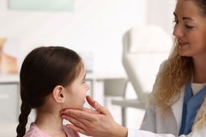 La endocrinología, clave en el tratamiento de enfermedades como la diabetes y trastornos tiroideos, es vital para mantener el equilibrio del cuerpo humano.