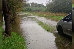 Con lluvias intensas y chaparrones previstos hasta el jueves, los vecinos de La Esmeralda esperan que el sistema de zanjas logre drenar el exceso de agua acumulada.