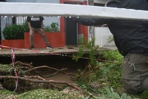 El socavón se abrió tras las lluvias y generó preocupación en barrio Alvear. Foto: Manuel Fabatia
