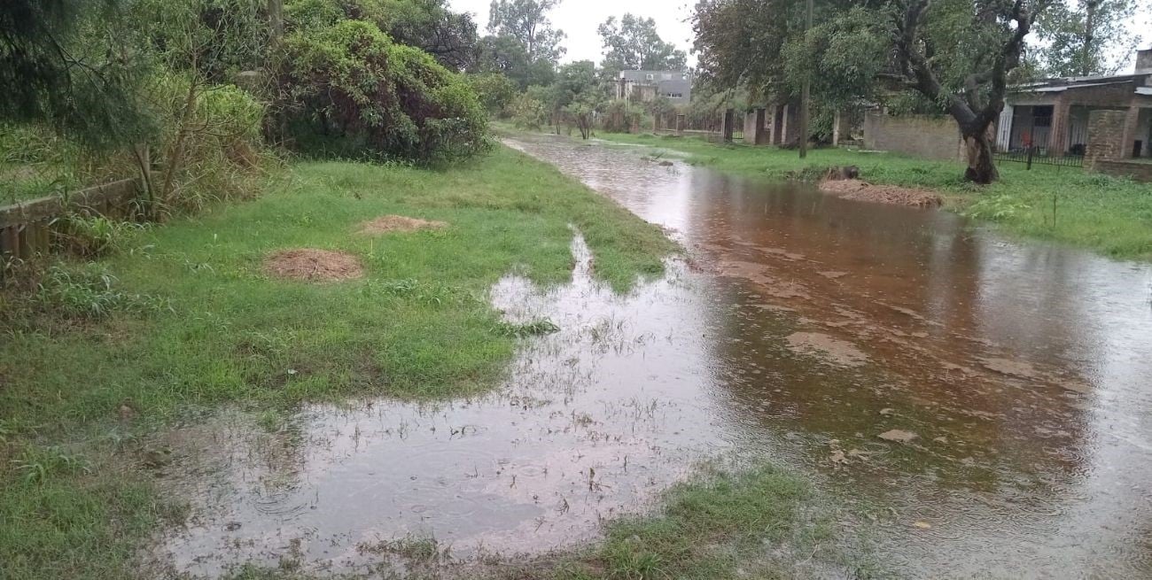 Barro, zanjas colmadas y el hartazgo de Colastiné Norte bajo la lluvia