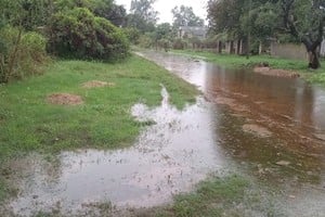 La postal de la costa santafesina muestra calles anegadas y vecinos aislados en sus propios hogares.