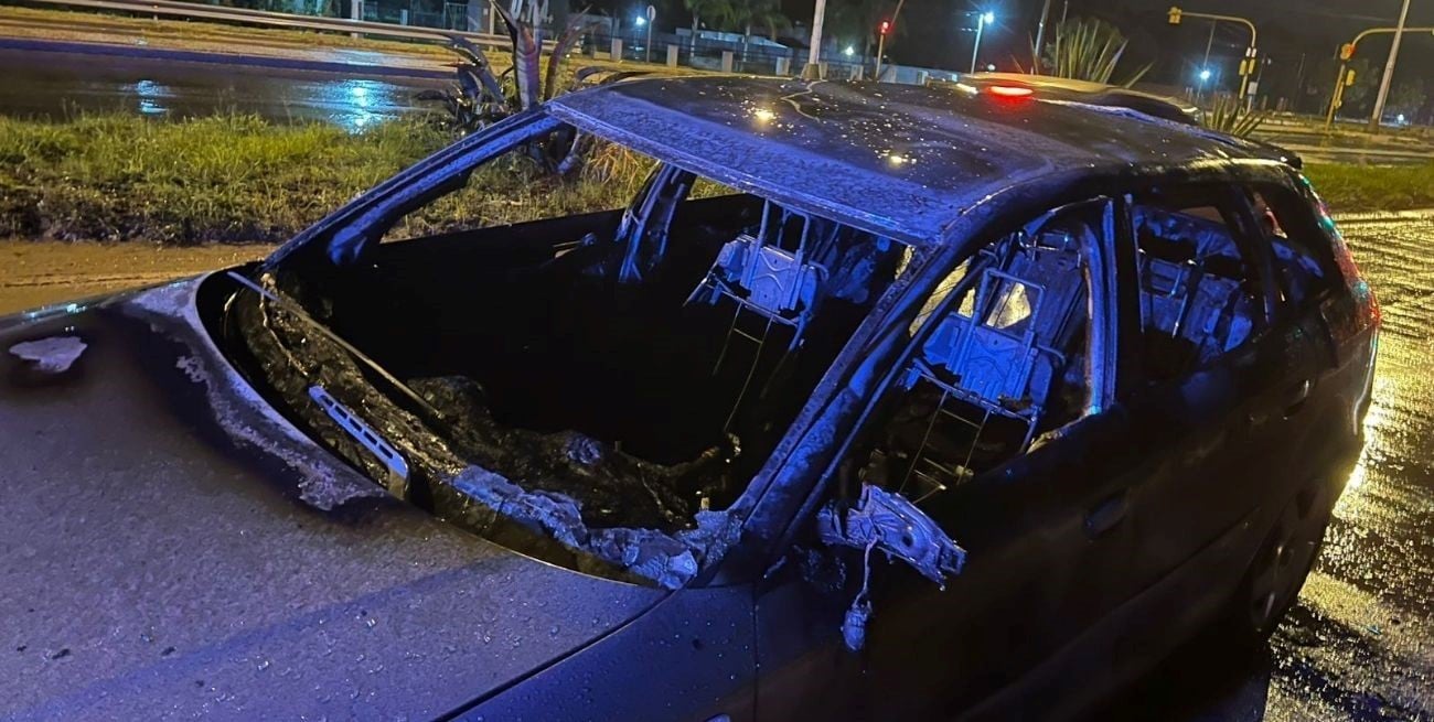 Evitó un choque, perdió el control y su automóvil terminó incendiado en Ruta 1