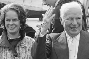 Chaplin en su vejez junto a Oona O'Neil, su esposa. Foto: Archivo