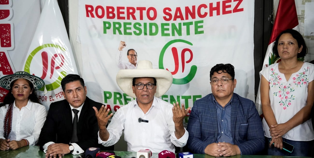 Roberto Sánchez desplaza a López Aliaga de cara al balotaje en Perú