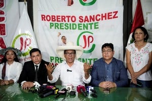 Roberto Sánchez se hace fuerte en el conteo. REUTERS/Angela Ponce