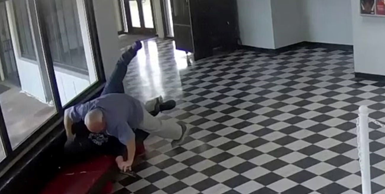 El director de una escuela se lanzó sobre un atacante y evitó un tiroteo en Oklahoma