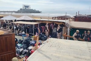 La primera etapa incluyó secuestro de mercadería y actas en unos 70 puestos alcanzados por la orden judicial.