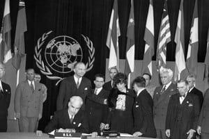 Las Naciones Unidas -mundialmente conocidas como ONU- empezaron a existir oficialmente el 24 de octubre de 1945, después de que la Carta fundacional fuera ratificada por China, Francia, Unión Soviética, Reino Unido, Estados Unidos y la mayoría de los demás signatarios.