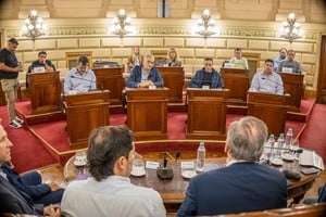 Senadores y ministros respaldaron a trabajadores de Lácteos Verónica. Foto: Gentileza