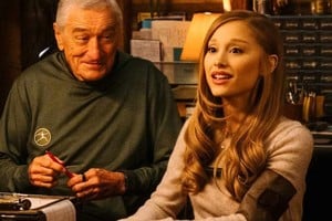 Ariana Grande se une a la familia Focker.