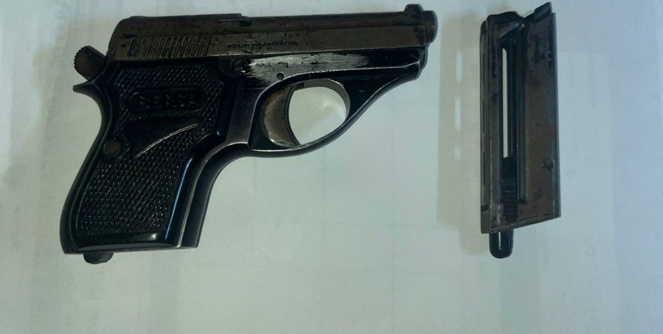 Detienen a un adolescente en la vía pública; llevaba un arma en el tobillo