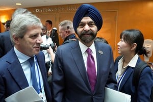 El presidente del Banco Mundial, Ajay Banga, junto al ministro de Economía de Argentina, Luis Caputo, en Washington. Foto: REUTERS / Ken Cedeno.