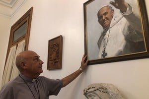 El cuadro con la imagen del Papa Francisco está en el salón de reuniones del Arzobispado de Santa Fe, a donde Mons. Sergio Fenoy atendió a El Litoral, a un año del fallecimiento.

El Litoral.