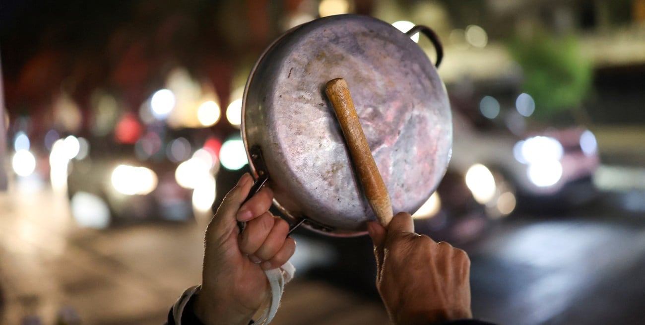 Cacerolazo en Chile por el aumento de combustibles