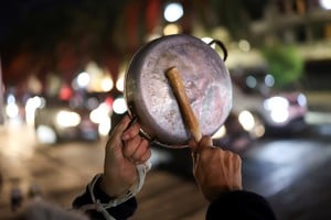 Cacerolazo en Chile por el aumento de combustibles. Crédito: Reuters.